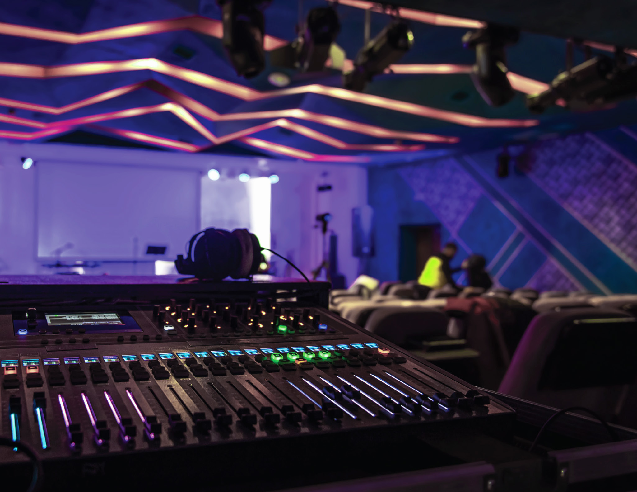 Helpdesk support team assisting customer